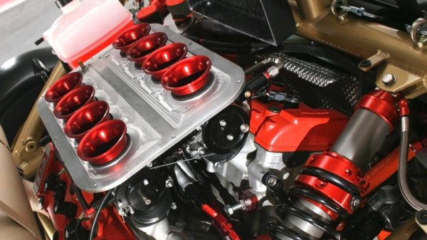 През 2008 г. на пазара излиза по-впечатляваща версия - Ariel Atom 500. При нея 4-цилиндровият мотор е сменен с 3,0-литров V8 на компанията Hartley Enterprises. Той е направен от два двигателя на супербайка Suzuki Hayabusa и тежи 90 кг. Агрегатът развива 500 к.с., а самият Atom 500 тежи 550 кг. Ускорението от 0 до 100 кч/ч отнема едва 2,5 секунди, а моторът е запазил характерната за мотоциклетите работа на високи обороти. И така достига 10 500 об/мин, като пред него вече са само състезателните боли
