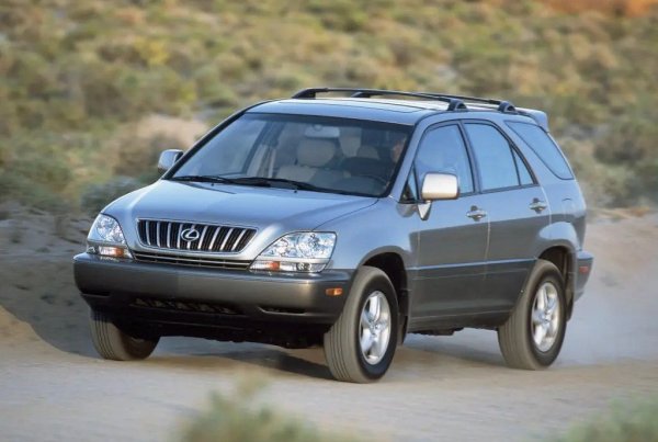 Автомобилите от първото поколение на модела предизвикаха истинска изненада сред конкурентите, тъй като малко хора разбираха как да съчетаят премиум комфорт и възможности за крос-кънтри на SUV. 3,0-литровият V6 се оказа изненадващо тих и мощен, а мекото окачване и луксозният интериор направиха Lexus RX 300 още по-впечатляващ и съответно по-интересен за потребителите.