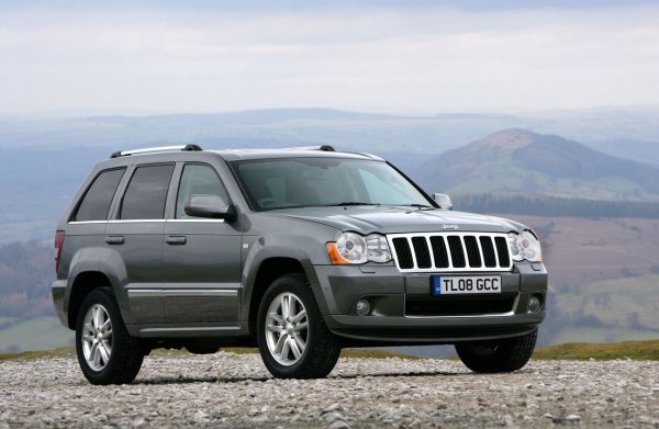 Още един американски всъдеход, който символизира прехода на класическите SUV към луксозния сегмент. Grand Cherokee се задвижва от мощен 4,7-литров V8 двигател с огромен ресурсен живот. Към това се добавят луксозни интериорни декорации и богато оборудване. Този набор от функции направи модела много привлекателен за бизнесмени и за любители на активния начин на живот.