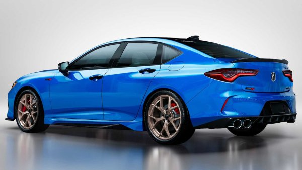 Технически този цвят не е нов за гамата на на Acura - той беше представен през миналата година на модела NSX. Въпреки това, той може да попадне в списъка, тъй като се появи на TLX Type S при първото изданието на модела PMC Edition. Подобно на други „специални“ цветове на като 30R White и Curva Red, новият нюанс се комбинира с „медни“ 20-цолови джанти и черни акценти на покрива.