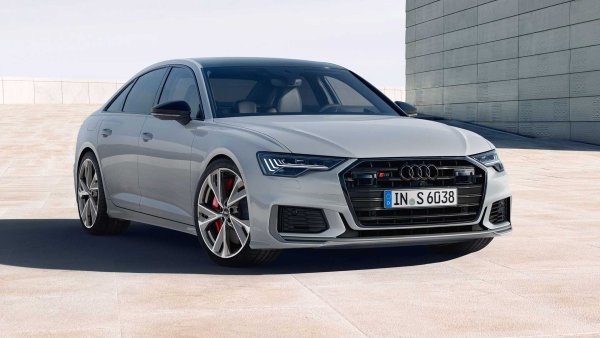 За моделите си Audi S6 и S7 (2023 г.) компанията представи готин нов нюанс - Arrow Gray. В комплект с 21-цолови джанти, лъскав черен покрив и още няколко затъмнени детайла, той се предлага ексклузивно като част от пакета Design Edition, наличен и за двата модела. 