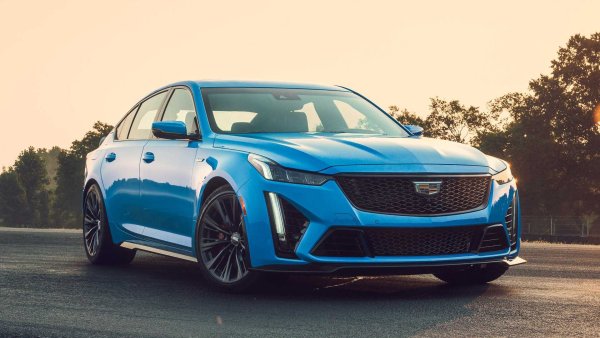 Двата спортни модела CT4-V и CT5-V Blackwing определено заслужават смела нова цветова схема. Новият Electric Blue също се предлага срещу доплащане, като е един от трите нови цвята, от които клиентът може да избира. Другите два - Vibrant Orange (оранжево) и Infrared (червено), също са впечатляващи.