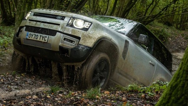 Започвайки от "по-бавния" автомобил (поне на асфалт), откриваме Land Rover Defender 90 с три врати във версия P 400. Благодарение на "меката" хибридизация, той постига ускорение от 0 до 100 км/ч за 6 секунди.

Бензиновият двигател е 3,0-литров редови 6-цилиндров с мощност 400 к.с., оборудван с Twin Scroll турбокомпресор и електрически компресор. Двигателят предлага респектираща производителност, като се има предвид и размерите на Defender, който все пак успява да поддържа среден разход от 11,2 л/100 км по цикъла WLTP.
