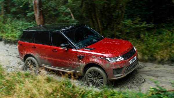 Оборудван със същия двигател като Defender, на второ място се нарежда Range Rover Sport. Британският SUV спира хронометъра на 5,9 секунди при ускорение от 0 до 100 км/ч и показва среден разход от 10,3 л/100 км, който е малко по-нисък от този на Defender със същия двигател. Това се постига благодарение на по-добрата аеродинамика.