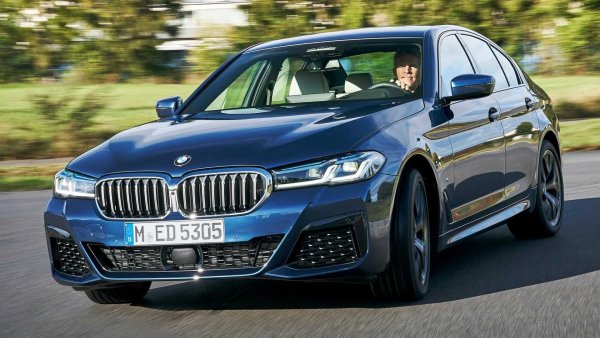 На третото място се сменя не само марката, но и държавата и горивото. Да, защото BMW 540d xDrive Sedan е с дизелово задвижване с 3,0-литров редови 6-цилиндров двигател B58 в най-новия си вариант. В този случай обаче развиваната мощност е 340 к.с. и  700 Нм. Германският седан ускорява от 0 до 100 за 4,6 секунди, постигайки невероятен среден разход от едва 5,6 л/100 км.