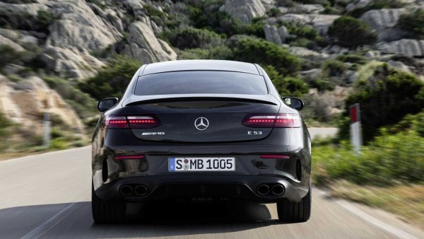 Предлагана като седан, кабриолет и комби, версията с 435 к.с. на E-Class Coup&eacute; ускорява с една десета от секундата по-бързо от CLS (4,4 секунди), като се задвижва от същия двигател. Освен това този модел постига и малко по-нисък среден разход - 9,1 л/100 км.
