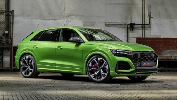 Не само BMW и Mercedes-Benz, но и Audi предлага мощен "лек" хибриден двигател в списъка си. Това е 4.0 V8 битурбо, с 600 к.с. и 800 Нм въртящ момент. С него RS Q8 ускорява от 0 до 100 км/ч само за 3,8 секунди. Вярно е обаче, че разходът на гориво в случая не може да бъде определен като нисък - 13,2 л/100 км.
