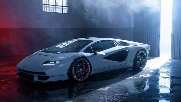 Първите две места в списъка са заети от два автомобила на Lamborghini, които използват един и същ 6.5 V12 атмосферен двигател, подкрепян от електромотор с мощност 34 к.с. В първия случай това е възроденият Countach, който разполага с комбинирана мощност от 814 к.с. Ускорение от 0 до 100 км/ч отнема само за 2,8 секунди, а максимална скорост е 355 км/ч.
