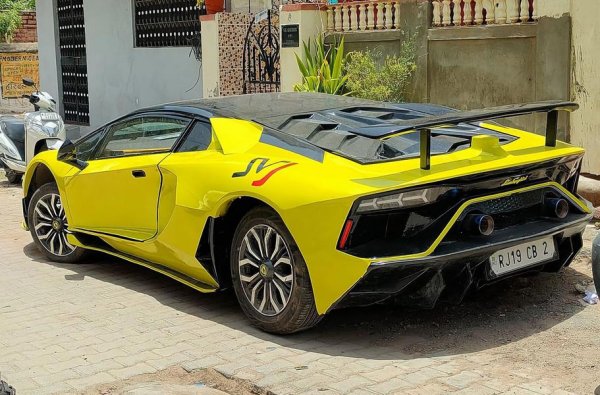 Всичко гореизброено е просто прах в очите, но на "тунинг майсторите" трябва да се отдаде чест за изработването на задния капак и купето като цяло - получило се е доста сносно. Е, всичко останало, включително уредите от донора Civic ще трябва да го оценят купувачите на странната машина.