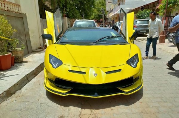 Този ярко жълт Lamborghini Aventador SVJ също е конструиран от Dream Customs India, но машината е на базата на Honda Civic осмо поколение (2005–2012). Трансформацията на 