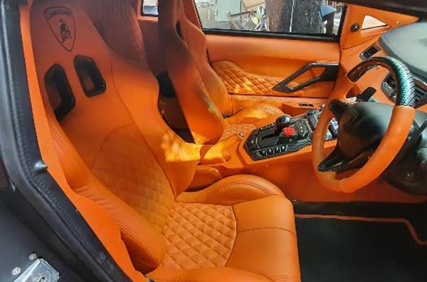 В салона са налични спортни седалки с покритие от изкуствена кожа (по заявка може и да е естествена) и лога на Lamborghini, декоративни панели "подобни на карбон" и облицован, но разпознаваем волан на Honda.