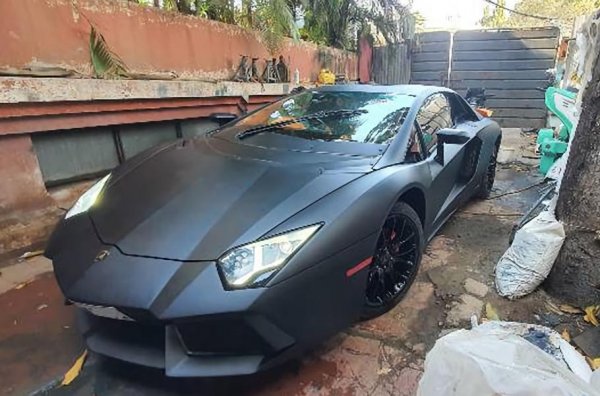 Ето още един индийски Aventador, този път дело на мумбайската фирма Executive Mod Trendz. В основата на "суперколата" също е Honda Civic, като от някои ракурси творението изглежда доста чудато. Все пак авторите са успели не само да възпроизведат до известна степен каросерията и оптиката на оригиналното Lamborghini, но и матово черния цвят Nero Nemesis.
