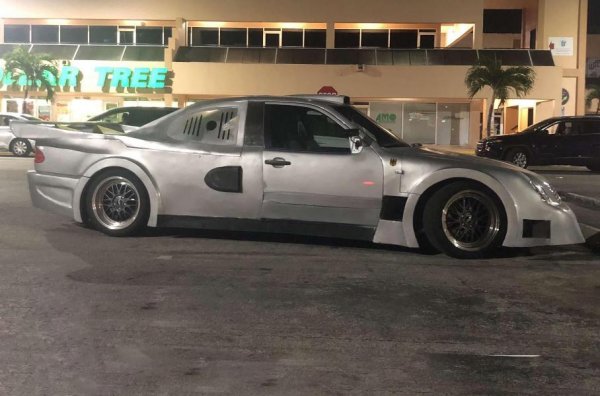 От друга страна не е толкова просто да се сдобиеш с оригинален Mercedes-Benz CLK GTR. Машината е произведена в едва 28 екземпляра, като на търг през 2018 година един екземпляр е продаден за над 4,5 милиона долара.