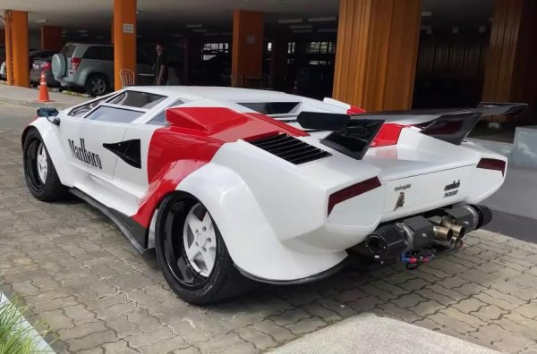 Вместо оригиналния двигател е монтиран 4-литров 8-цилиндров Toyota UZ от Lexus LS400, оборудван с два турбокомпресора. Окачването на репликата на Countach е от Nissan Skyline R32, а трансмисията е от Subaru Legacy / Outback.