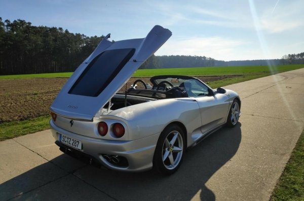 Жалкото е, че двигателят е оригиналният (и е разположен отпред, като задвижва предните колела) - 1,8-литровият 4-цилиндров агрегат от третото поколение MR2. Моторът постига максимална мощност от 140 к.с. и въртящ момент от 171 Нм, докато при 360 Spider е наличен атмосферен 3,6-литров V8 с 400 "коня" и 373 Нм.