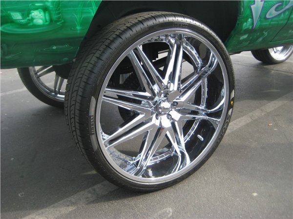 Buick Riviera оборудван с 30-инчови джанти