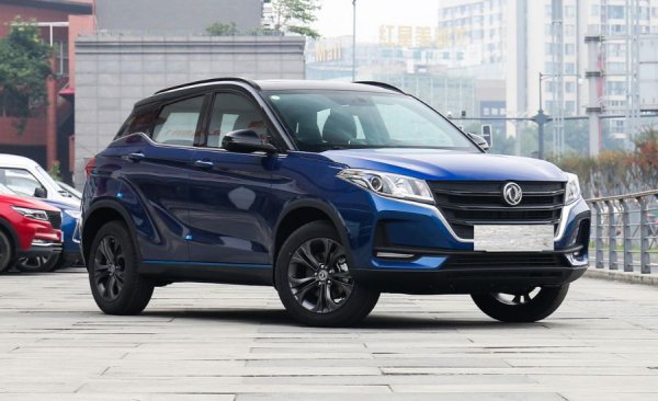 Този модел се предлага под най-различни имена за различните пазари: Fengon 500, Fenguang E3, DFSK Glory E3 и Seres 3. Независимо от името, става дума за компактен кросоувър с дължина 4.385 метра и ширина 1.94 метра. Автомобилът бе показан пред публика през 2019 на автосалона в Шанхай
