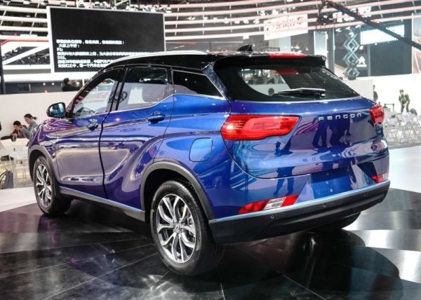 Бензиновата му версия е с 1.5-литров атмосферен двигател с многоточково впръскване и мощност 115 конски сили. За азиатските пазари този мотор се комбинира или с 5-степенна ръчна скоростна кутия, или с вариаторен автоматик, производство на белгийската Punch Group. 
