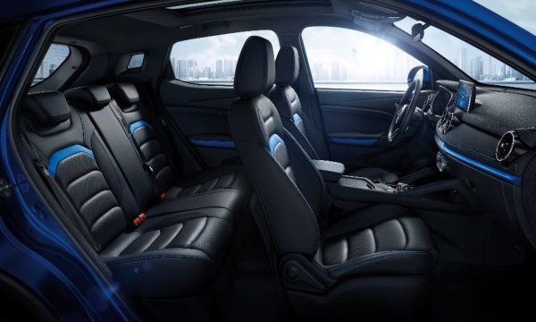 Освен конвенционалния двигател с вътрешно горене, моделът има още две версии. Едната е чист електромобил с мощност 163 коня и с трифазен асинхронен електромотор, развиващ 163 коня мощност и 300 Нм максимален въртящ момент. Батерията е литиево-йонна с капацитет 53.6 кВтч, осигуряваща пробег от 405 км по стария тестов цикъл NEDC.
