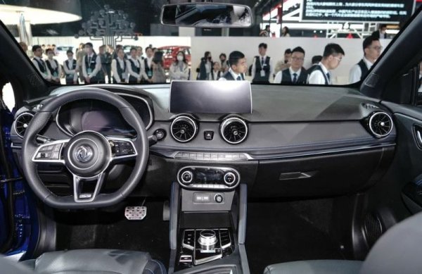 E3 има и хибридна версия, при която към елекромотора е добавен и 1.5-литров бензинов мотор, който действа като генератор и зарежда батерията. Тя е с доста по-малък капацитет - 17.3 кВтч. Само на ток колата изминава 100 км, а общо автономният й пробег е 950 км.
