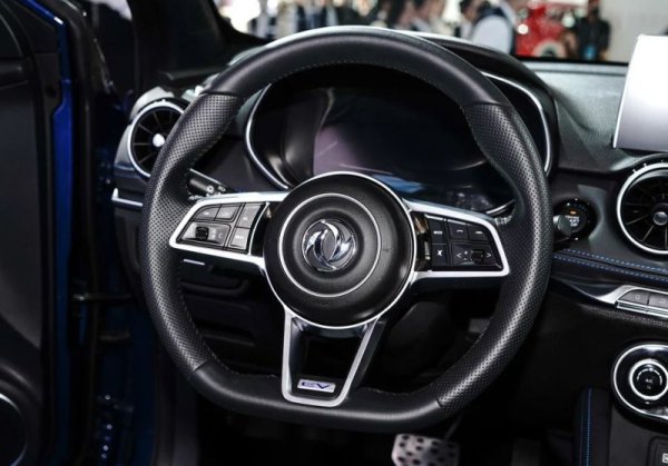 По-добре оборудваните версии на Е3 имат 10.5-инчов сензорен екран на мултимедията, която е със софтуер на китайския гигант Baidu Apollo. Окачването е с макферсони отпред и полунезависимо с торсионна греда отзад. 
При дебюта в Китай стартовата цена на бензиновата версия бе около 55,000 юана (едва около 8000 евро), а на електрическата - 120,000 юана (около 17,000 евро). Тези цени обаче не са ориентир за европейските версии, които са с различна окомплектовка и оборудване. 
