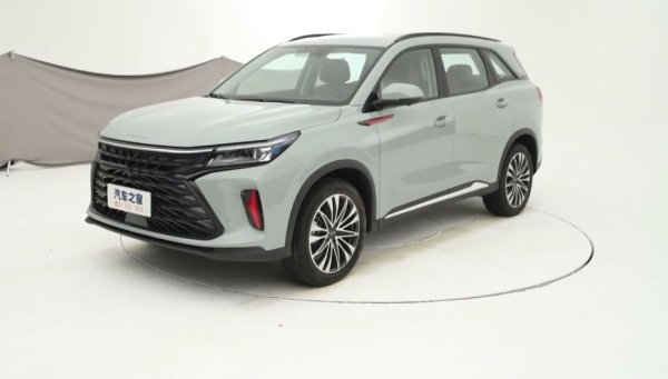 Това е по-големият кросоувър в гамата, който се предлага с пет или седем места. Дължината му е 4.72 метра - тоест е с размерите на Skoda Kodiaq или Nissan X-Trail. И той се продава под различни имена на различните пазари (Glory 580, DFM 580). Дебютът му бе на Пекинския автосалон през 2016, но за 2022 на пазара излиза вече второто поколение (на снимката), с чувствително подобрен дизайн и отвън, и отвътре. 
