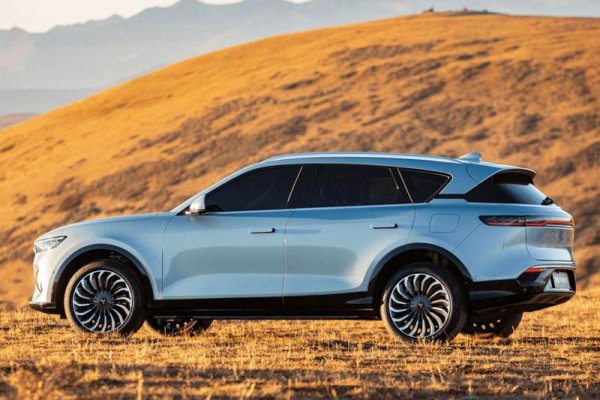 FREE е 7-местен модел, дълъг почти 5 метра. Конструкцията е почти изцяло от алуминий, с двойна вилка отпред и многозвенно окачване отзад. По-добре оборудваните версии имат адаптивно пневматично окачване.
