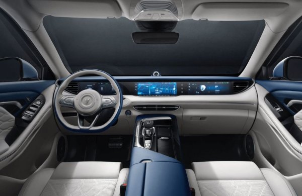 Чисто електрическата версия разполага с два електромотора с обща мощност 680 конски сили и максимален въртящ момент от 1000 Нм. Ускорението 0-100 км/ч отнема 4.6 секунди. Максималната скорост е 200 км/ч. Обхватът с едно зареждане е 500 километра по стария тестов цикъл NEDC. Моделът още не е тестван по новия WLTP.
Цената на електрическата версия в Китай е 333 600 юана, или около 43 000 евро.
