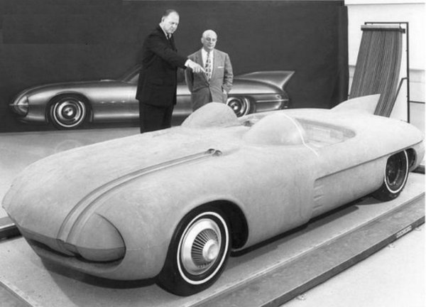 Харли Ърл с глинен модел на бъдещия Club de Mer