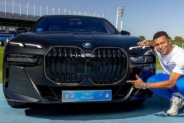 Голямата звезда на тима – Килиан Мбапе, също заложи на електрическия седан. Френският нападател избра топ-версия BMW i7 M70 xDrive, която разполага с цели 660 к.с.