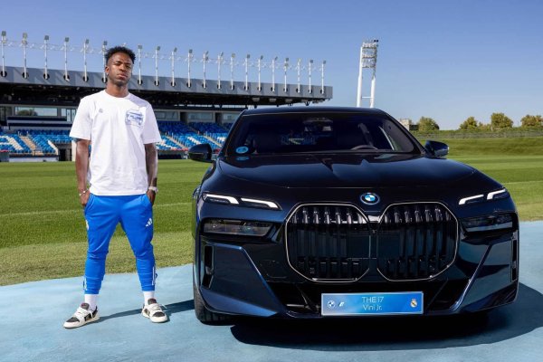 Същото сториха и голяма чат от звездите на тима - Винисиус-джуниър (на снимката), Дани Карвахал, Едер Милитао, Антонио Рюдигер, Ендрик, Арда Гюлер и Марко Асенсио. 