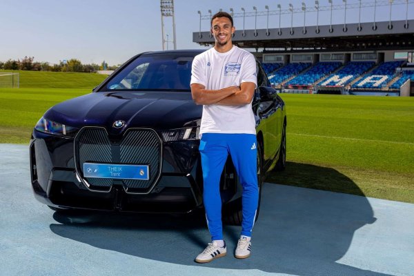 Двама от чужденците в отбора - Едуардо Камавинга и Трент Александър-Арнолд (на снимката), избраха iX xDrive60. Изцяло електрическият SUV на BMW предлага повече от 500 км пробег, като е сред най-успешните модели на марката през последните месеци.