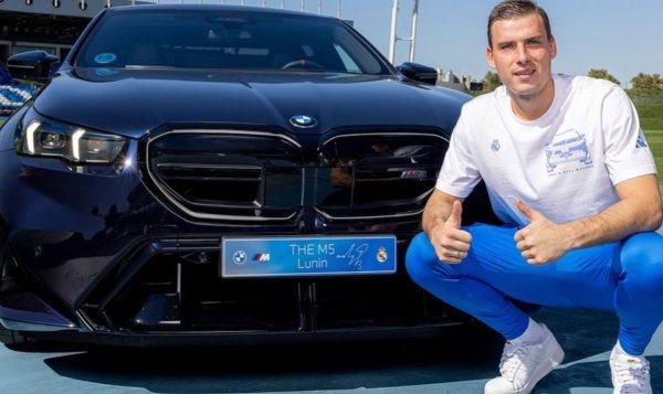 Вратарят Андрий Лунин тръгна по различен път, като избра седан BMW M5 - единственият бензинов автомобил сред тазгодишната селекция. Седанът с над 600 к.с. си остава любим за шофьорите, които ценят традиционната производителност наред с ежедневната използваемост.

