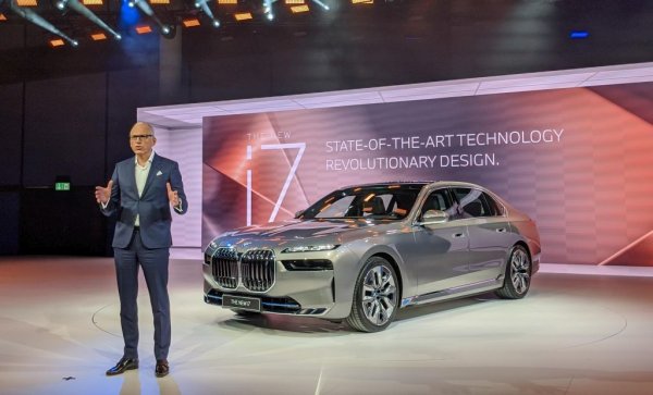 През 2023 ще се появят и плъг-ин хибридни варианти, с автономен пробег само на електричество над 80 километра. Те ще използват ново поколение хибридна технология в съчетание с 6-цилиндров бензинов двигател и електромотор, вграден в трансмисията. Максималната комбинирана мощност на най-мощния от тях ще е 571 коня. 
