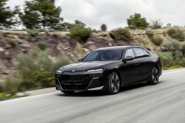 Върховата бензинова версия на новата Серия 7 ще е 760i xDrive - но засега тя е запазена само за американския и някои други пазари без особени рестрикции върху емисиите. Този вариант се задвижва от бензинов V8 с мощност 544 конски сили, и ускорява от 0 до 100 км/ч за 4.2 секунди. 
Под него ще има две по-слаби бензинови версии с по 6 цилиндъра и задно предаване: 740i, с 380 конски сили, която отново е само за САЩ и Китай, и 735i, с мощност 286 коня, основно за китайския пазар. 
