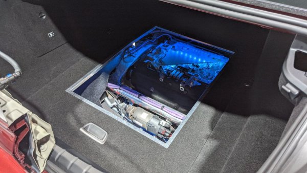 Както и досега, новата Серия 7 ще се произвежда в най-големия германски завод на BMW в Динголфинг, успоредно с електрическото BMW iX. 
Това е първият модел, изпълняващ обявената преди няколко години стратегия за създаване на гъвкави платформи, които са еднакво подходящи за всякакво задвижване - електрическо, хибридно или конвенционално 
