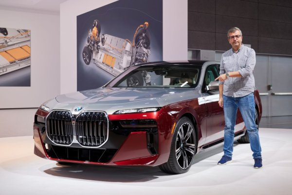 Дневните светлини могат да бъдат поръчани като екстра и с кристалната Iconic Glow технология, при която специалният ефект се създава чрез осветени отзад кристали Swarowski. Рамката на решетката също получава подсветка. 
Новата Серия 7 е първата, която можете да поръчате и с двуцветно боядисване - в различен тон за долната част на корпуса и за капака и покрива. 
