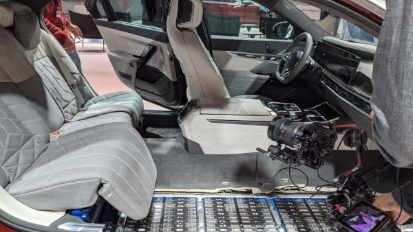 Като опция се предлагат също автоматични врати, които се отварят и затварят сами, като в моделите на Rolls-Royce. Мястото за пътниците отзад е увеличено значително. При желание можете да поръчате Еxecutive Lounge, при който вместо една задна седалка получавате две отделни кресла, с опция дясното да се превръща в почти легло. 
