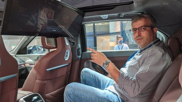 Най-силният коз според създателите на автомобила е информационно-развлекателната система, която включва прословутия BMW Theatre Screen - на практика истински телевизор за пътниците отзад, който може да се прибира в тавана, когато не се използва. Диагоналът му е цели 31.3 инча, а резолюцията - 8К с аудиосистема от Bowers & Wilkins. Това е на практика най-големият телевизор, монтиран серийно в автомобил. 
