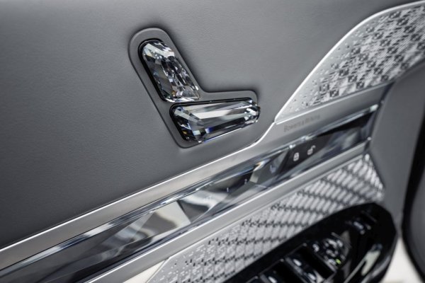 Новост, взаимствана от iX, е новият превключвател на предавките и новият контролер за мултимедията. Те могат да бъдат изработени от кристал, както и бутоните за стъклата и седалките. Вратите се отварят отвътре с натискането на бутон, вместо с традиционната ръкохватка. 
Интериорът може да бъде изпълнен с новия синтетичен материал Veganza, с кожа Merino или с комбинация от кожа и кашмир. 


