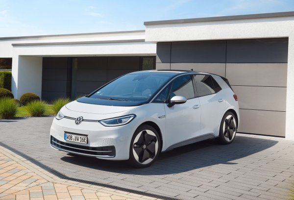 Volkswagen ID. 3 е първородното дете на разширяващата се изцяло електрическа серия ID на производителя. Пуснат на пазара през 2020 г., в момента той служи като семейна електрическа кола на VW, заменяйки Volkswagen e-Golf от 2013-2020 г. Той е изграден върху платформа за електрическо превозно средство (EV), което означава, че моделът е зелен докрай и не разполага с бензинов, дизелов или хибриден вариант. 

Най-добрият избор е 1ST Edition Pro Power пример. Тези модели ще бъдат добре оборудвани, но тъй като те бяха едни от първите ID 3, които пристигнаха, са сред най-евтините за закупуване. Те разполагат с мотор с 204 к.с. и батерия с 58 кВт/ч.
