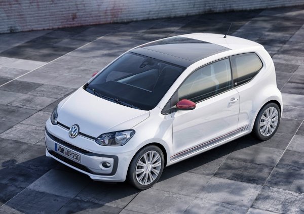 Първоначално пуснат на пазара през 2012 г. (с одобрение от критиците) и актуализиран през 2016 г. и 2020 г., малкият Volkswagen Up постигна голям успех в продажбите на Volkswagen. От известно време е направен и за страхотна покупка втора употреба.

Основното му оръжие е, че никога не се е чувствал като малък автомобил. Най-добрият вариант е с най-високото оборудване, включващо с отопляеми предни седалки, електрически задвижвани и отопляеми огледала, кожени тапицерии за волана и ръчната спирачка, допълнителни високоговорители за уредбата и предни фарове за мъгла.
