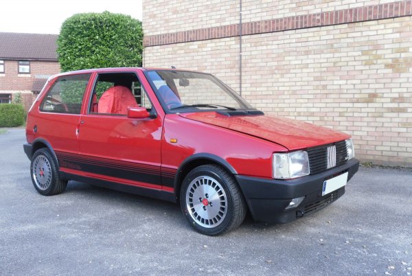 Италианците отговарят на ракетата на Renault с Fiat Uno Turbo. Малкият мотор с обем 1,3 литра развива 105 к.с., като това позволява ускорение от 0 до 100 км/ч за 8,3 секунди и максимална скорост от 200 км/ч.
