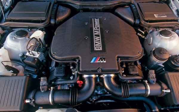 Е39 е първият М5 с V8 двигател &ndash; S62 с обем 4941 куб.см и мощност 400 конски сили. Ускорението от 0 до 100 км/ч става да 5,3 секунди, с 1 секунда по-бързо в сравнение с Е34.