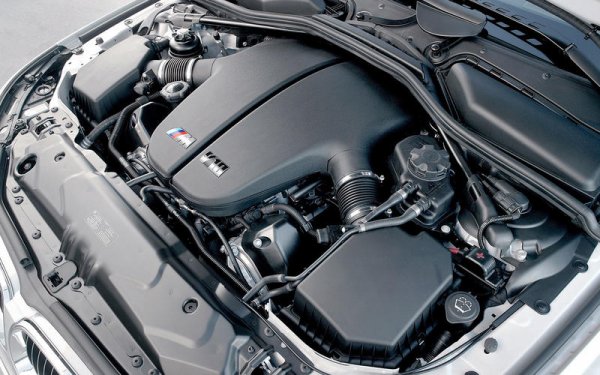 Двигателят вече е V10 с обем 4999 куб.см и мощност 507 конски сили. Моторът S85 катапултира Е60 от 0 до 100 км/ч за 4,7 секунди.