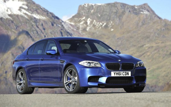 Серийният М5 се появи на салона във Франкфурт през 2011 година, като и това поколение се предлага само като седан.