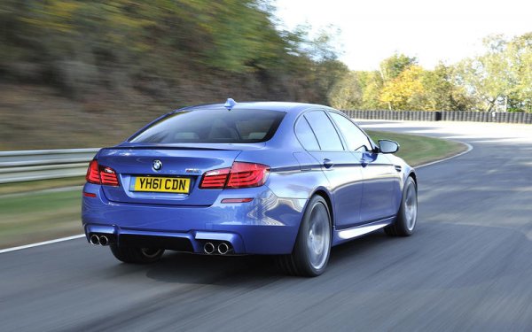 Задвижването е поверено на V8 с обем 4395 куб.см и две турбини и мощност 560 конски сили, а трансмисията е 5-степенна SMG. Но F10 получи редица критики заради високото си тегло въпреки използването на много елементи от фиброкарбон, разликата с Е60 е почти 100 кг.