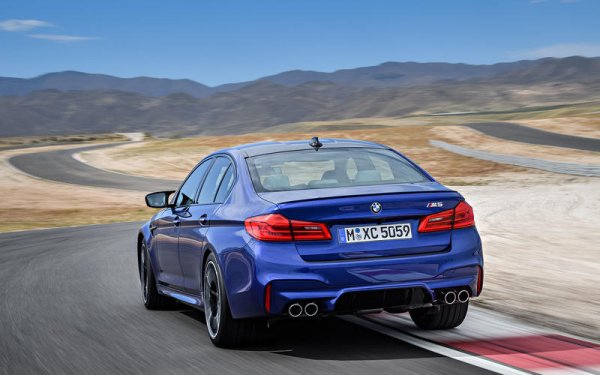 Трансмисията е 8-степенен Steptronic, а мощността идва от сериозно преработения 4,4-литровия V8.