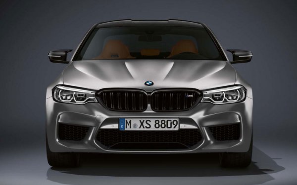 Също и като при предишното поколение и тук се появи версията Competition с мощност 625 конски сили, което с 25 повече от стандартния М5. Като цяло, Competition е и с една идея или десети от секундата по-бърз от М5.