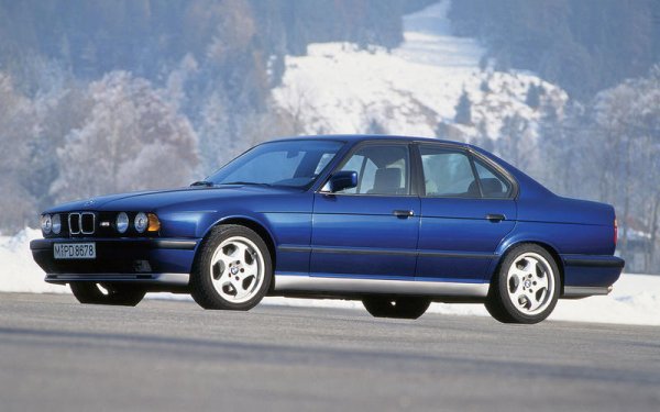 Е34 много повече подобрения и специални компоненти в сравнение с Е28, като промените основно променят работата на окачването, управлението и спирачките.